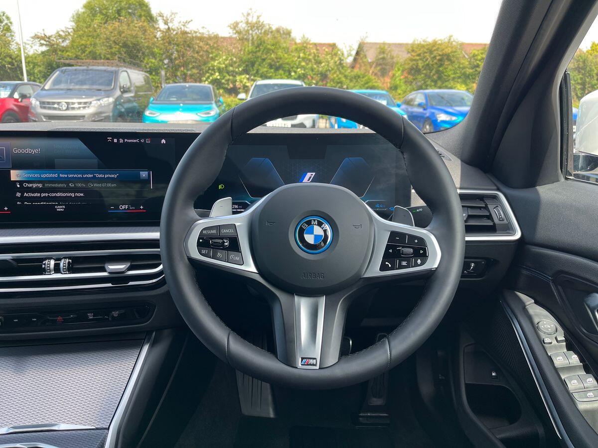 BMW 3 Series Photo 14