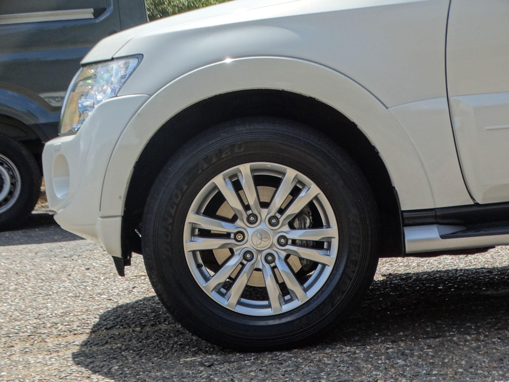Mitsubishi Shogun 3.2 DI-DC SG3 Auto 4WD Euro 5 5dr LWB — photo 5