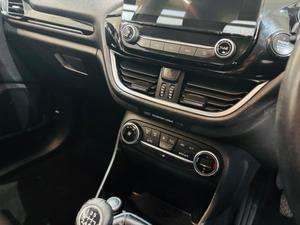 Ford Fiesta Photo 32