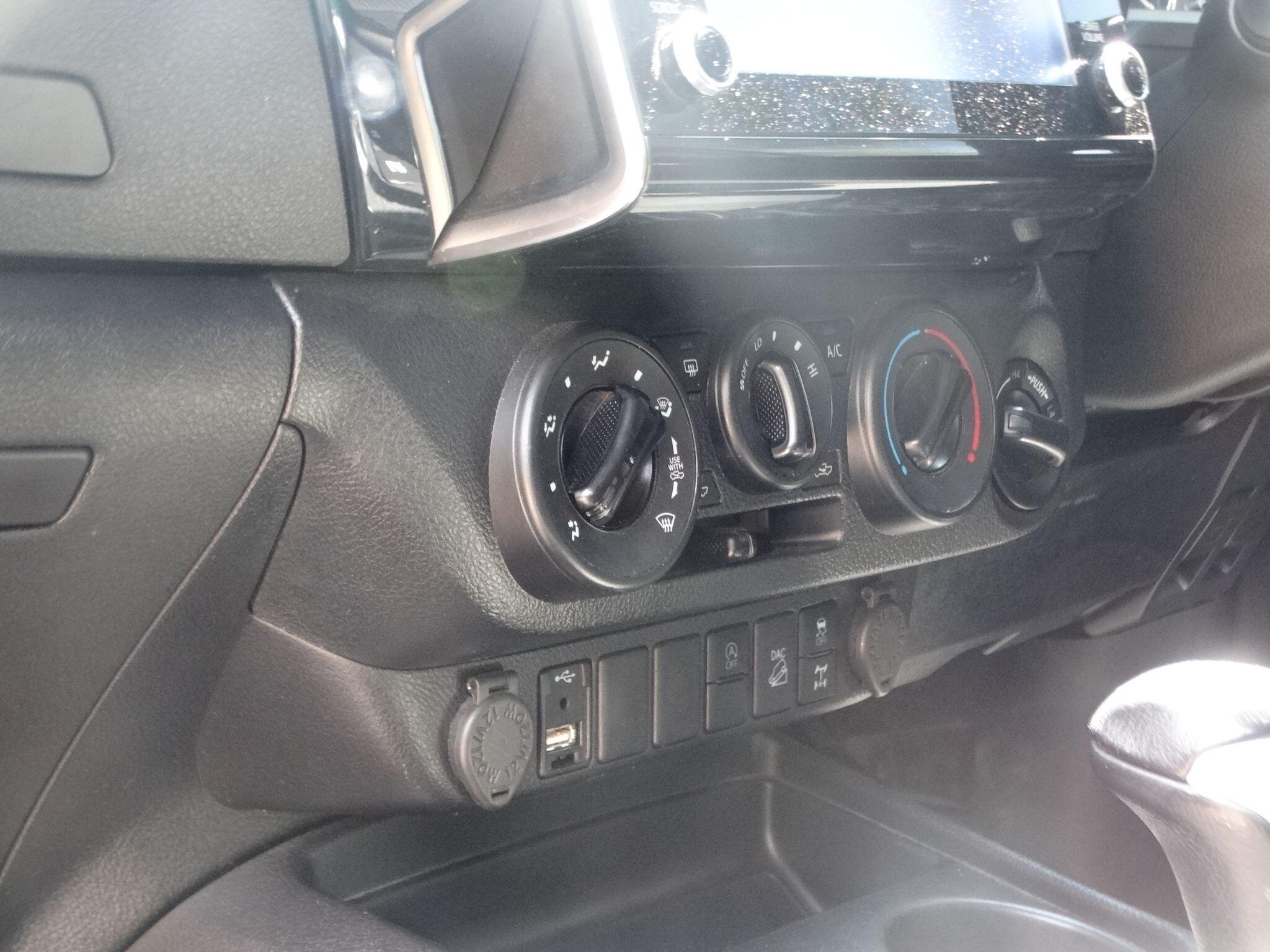 Toyota Hilux 2.4 D-4D Icon Auto 4WD Euro 6 (s/s) 4dr — photo 20