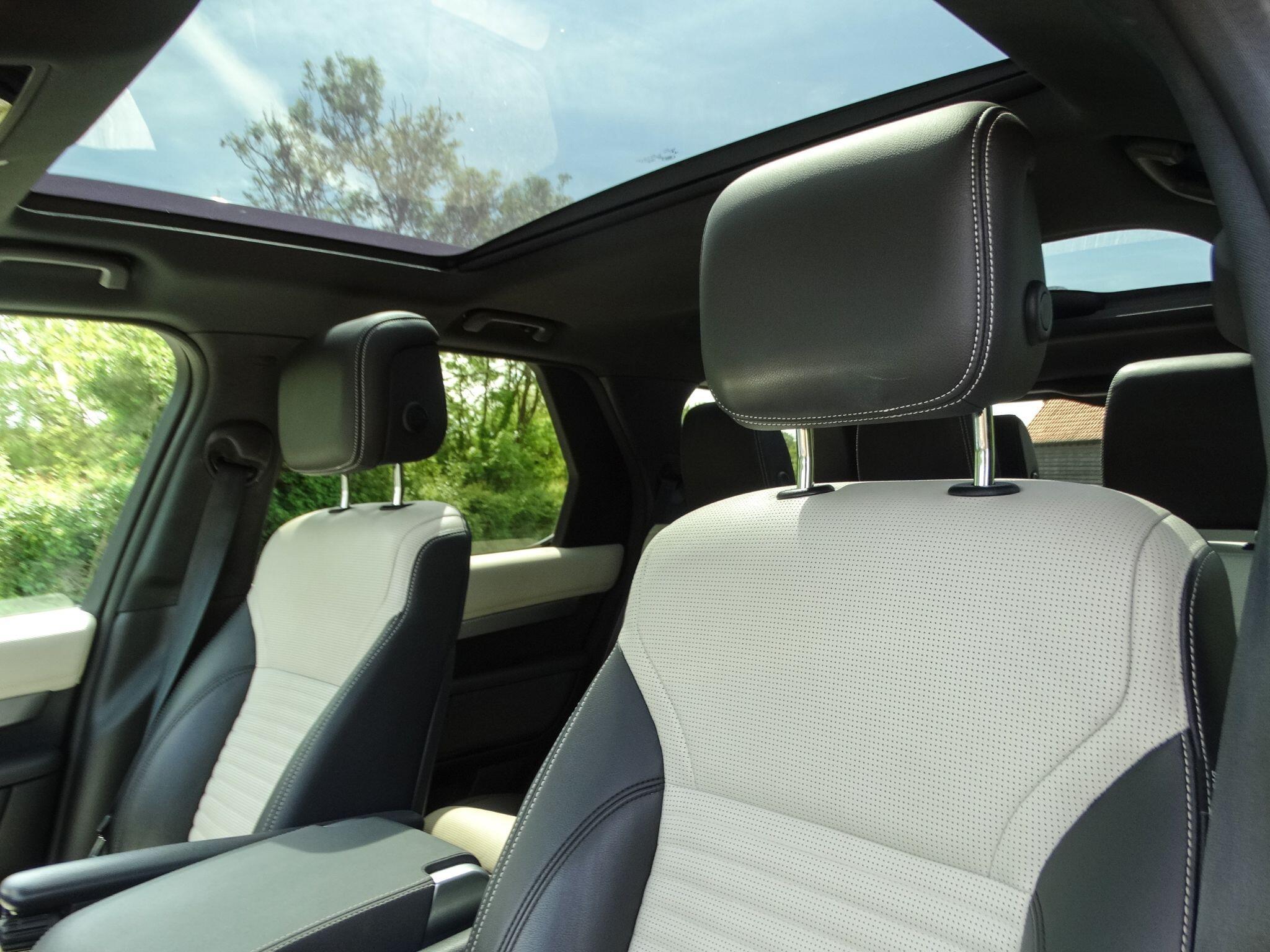 Land Rover Discovery 3.0 D300 MHEV R-Dynamic SE SUV 5dr Diesel Auto 4WD Euro 6 (s/s) (300 ps) — photo 12