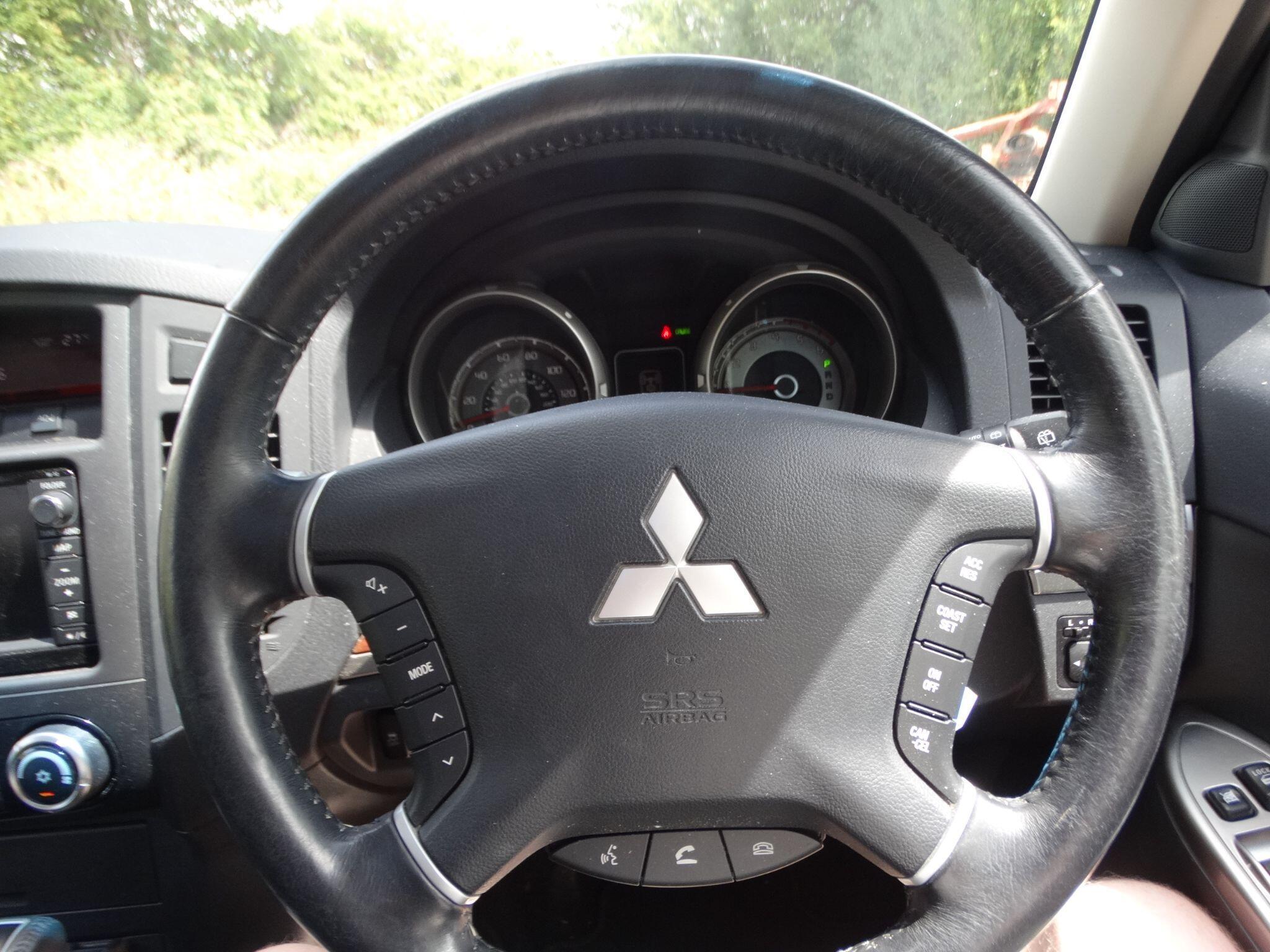 Mitsubishi Shogun 3.2 DI-DC SG3 Auto 4WD Euro 5 5dr LWB — photo 7