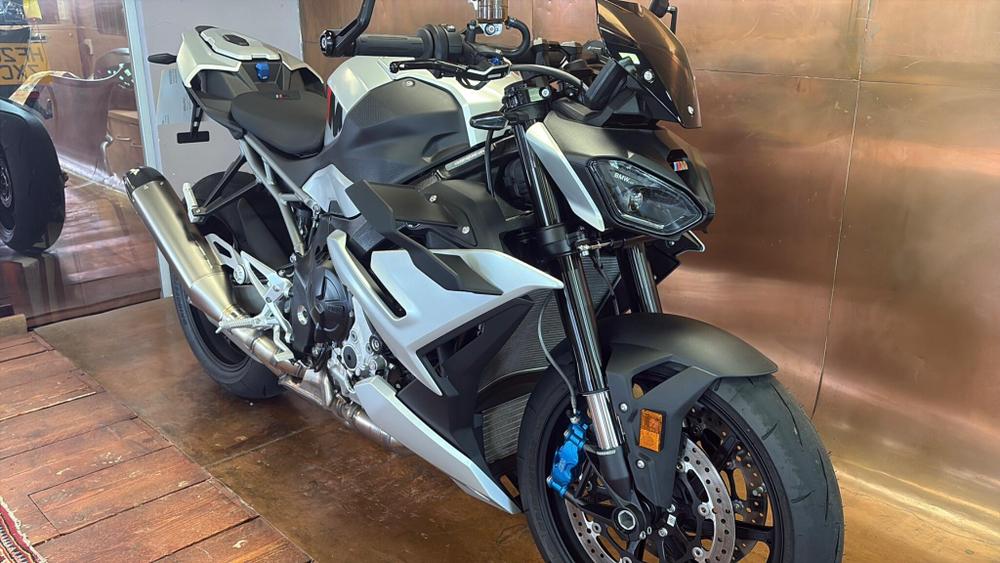 BMW M 1000 R Photo at-82b9f871d195421c916c78f40ab84d27.jpg