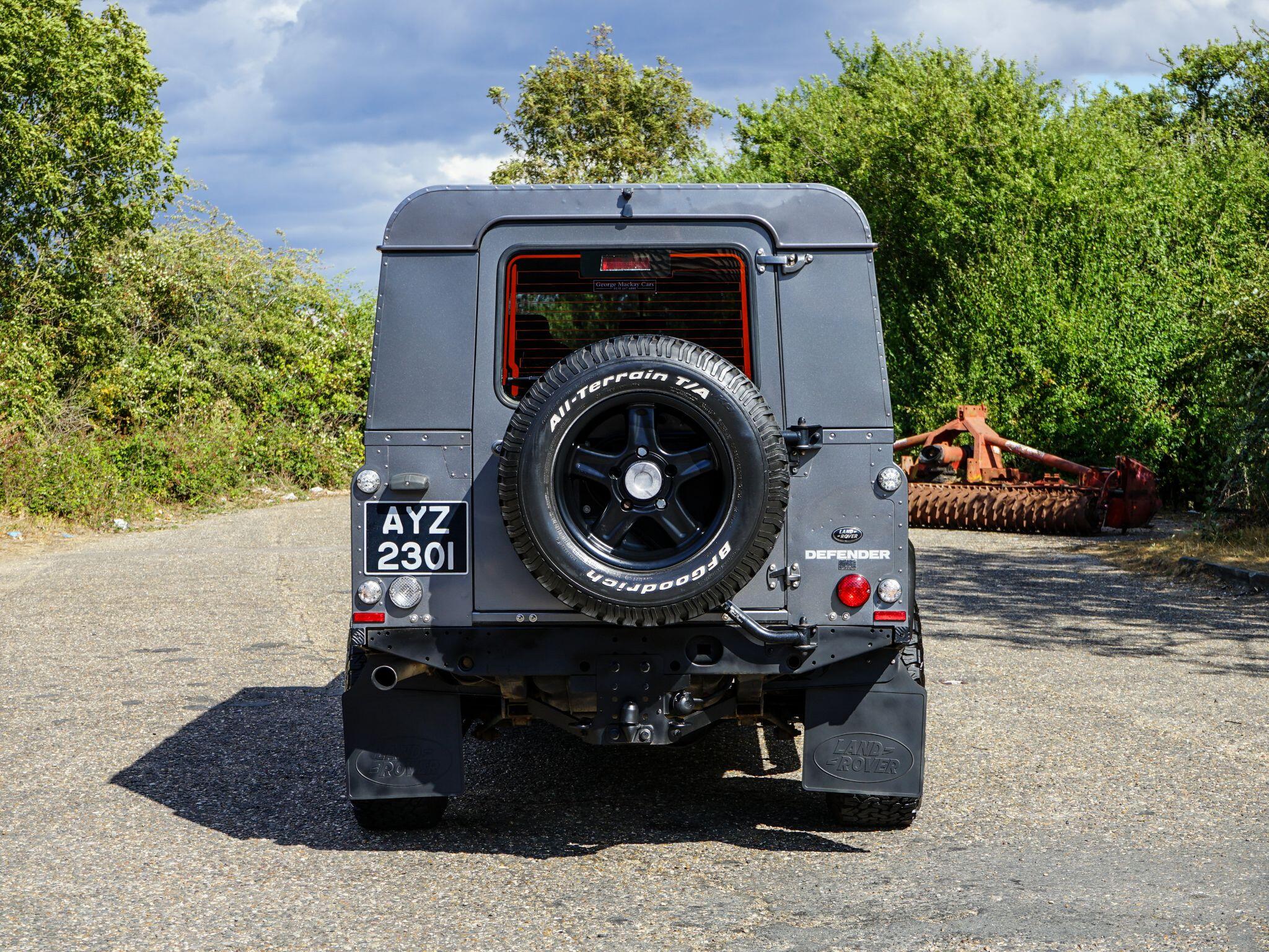 Land Rover Defender 110 2.2 TDCi XS Utility Wagon Double Cab 5dr Diesel Manual 4WD MWB Euro 5 (122 ps) — photo 11