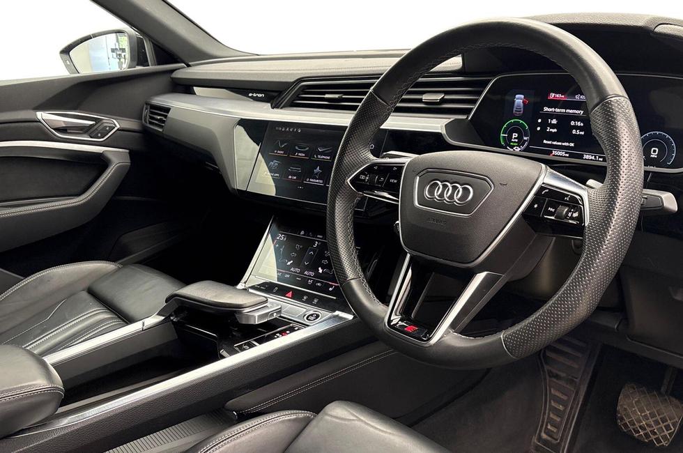 Audi e-tron Photo at-859a858bd0a648ebac8bd6176e5182b9.jpg