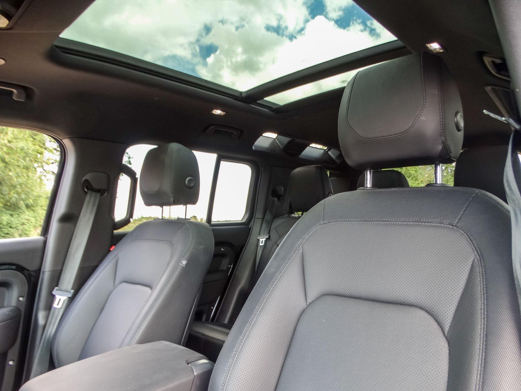 Land Rover Defender 110 3.0 D300 MHEV X-Dynamic SE Auto 4WD Euro 6 (s/s) 5dr — photo 13