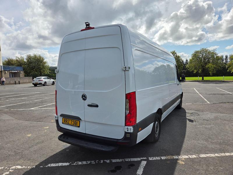 Mercedes-Benz Sprinter Photo at-8951cbd4428646f3ab3edb5376986340.jpg