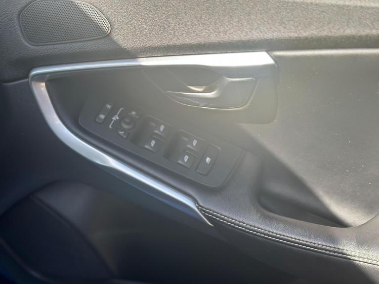 Used Volvo V40 YT18VLJ 12