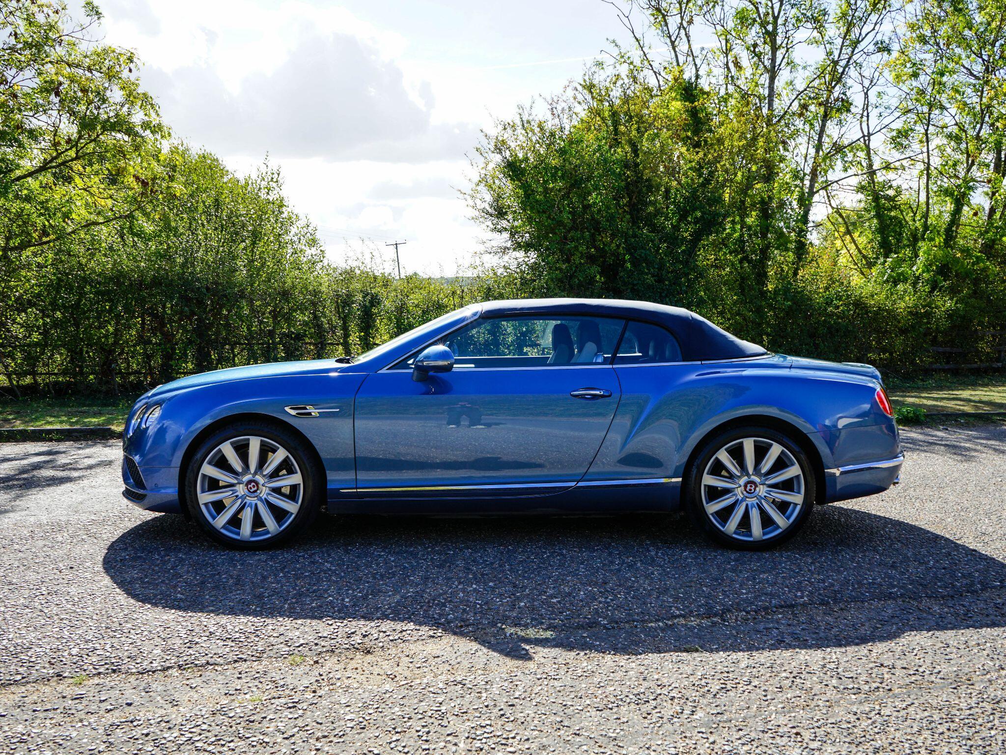 Bentley Continental 4.0 V8 GTC Convertible 2dr Petrol Auto 4WD Euro 6 (507 ps) — photo 38