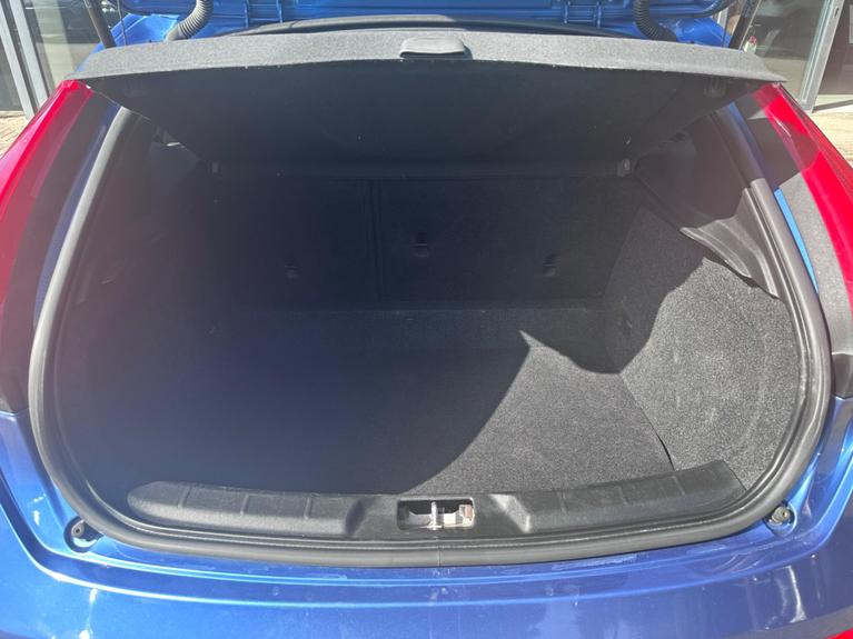 Used Volvo V40 YT18VLJ 19