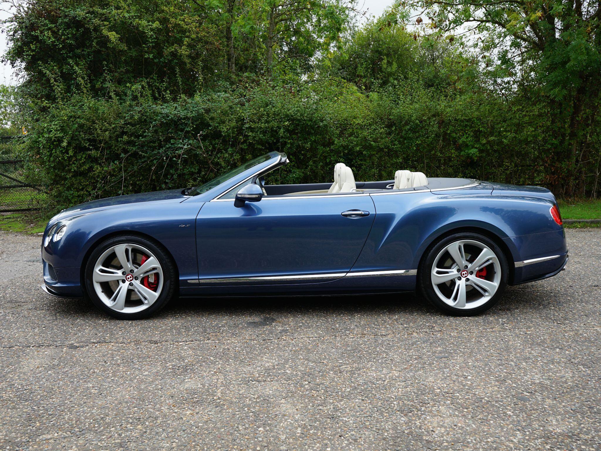 Bentley Continental 4.0 V8 GTC S Convertible 2dr Petrol Auto 4WD Euro 5 (528 ps) — photo 2