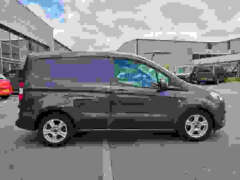 Ford Transit Courier Photo at-8cd692389d3f493399cf4858133c2006.jpg