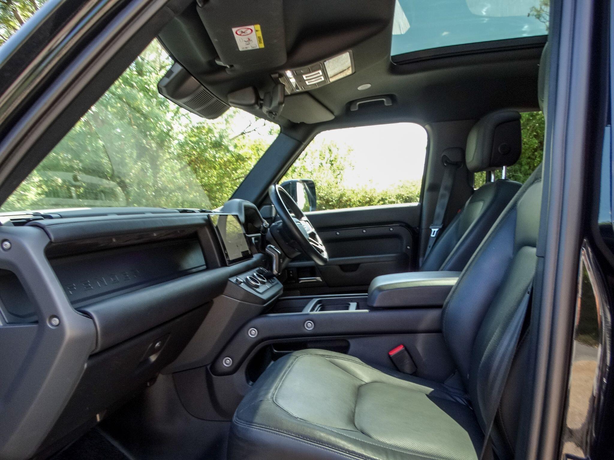 Land Rover Defender 110 3.0 D300 MHEV X-Dynamic HSE Auto 4WD Euro 6 (s/s) 5dr — photo 3