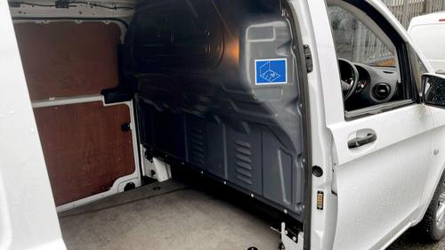 Mercedes-Benz Vito Photo at-8dfdae14c1cd4dd3b63f15467589aad4.jpg