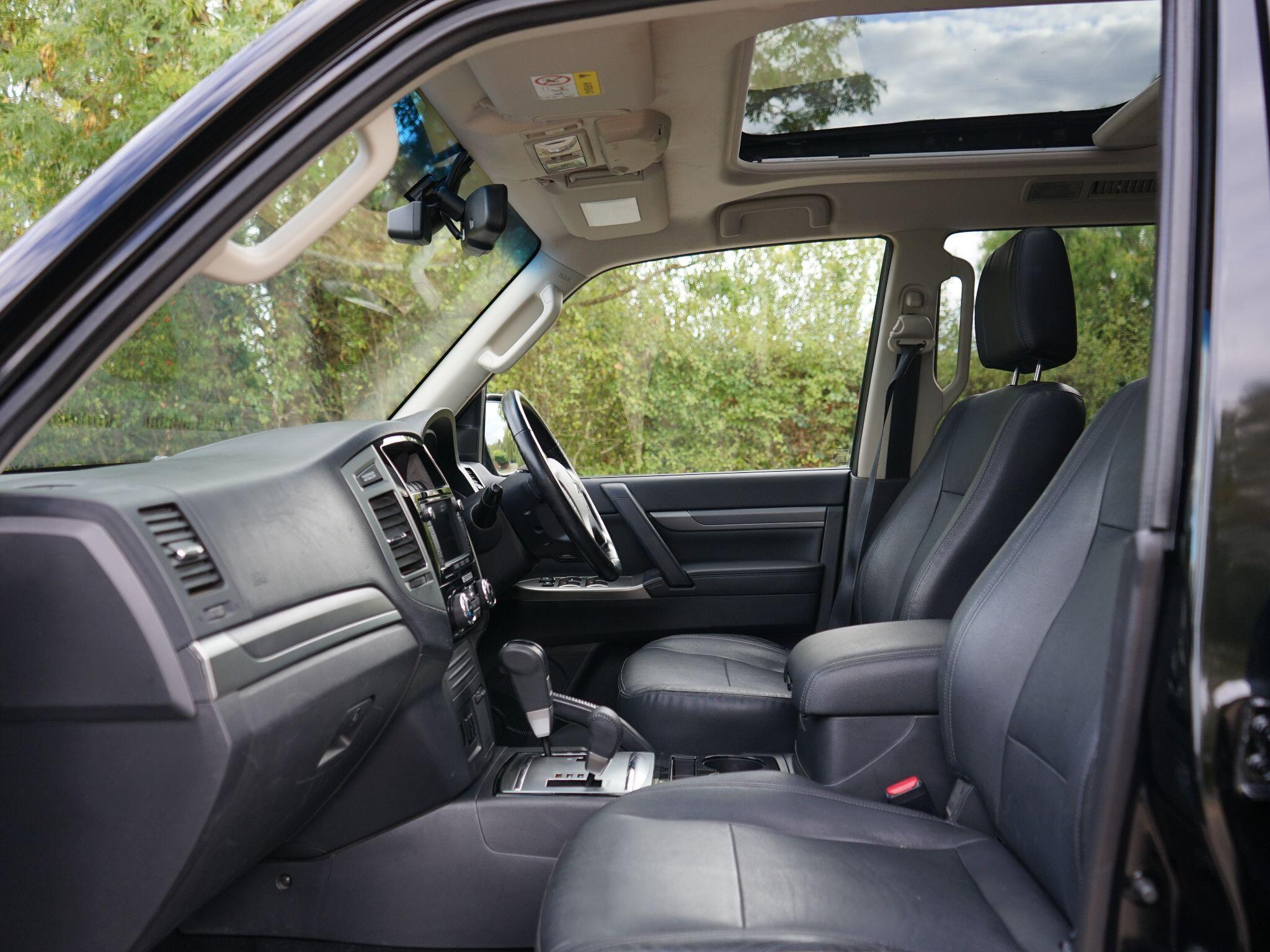 Mitsubishi Shogun 3.2 DI-DC SG3 SUV 5dr Diesel Auto 4WD Euro 6 LWB (187 ps) — photo 3