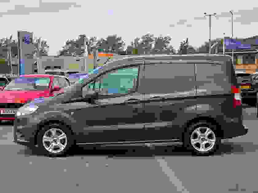 Ford Transit Courier Photo at-8f48292df7af4942a0317cf4445e6144.jpg