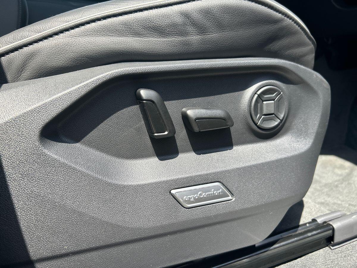 Volkswagen Touareg Photo at-90f9f84564e74d17b521e41727721a7f.jpg