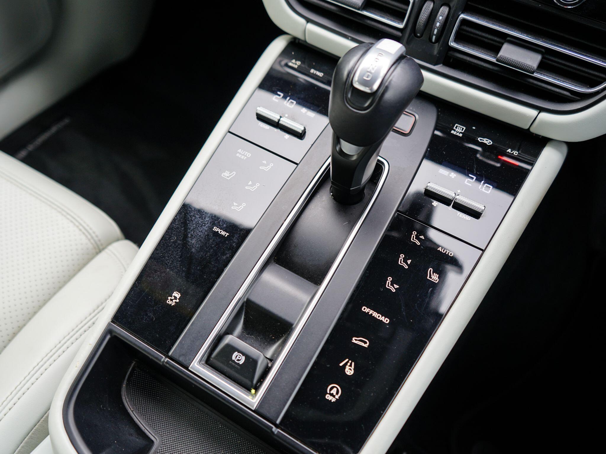 Porsche Macan 2.0T PDK 4WD Euro 6 (s/s) 5dr — photo 32