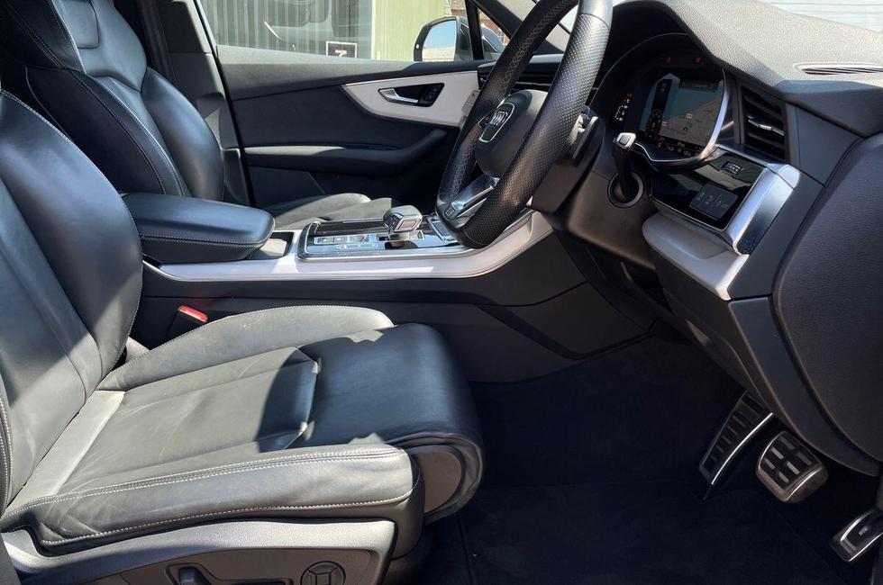 Audi Q7 Photo at-9215687e0c174a2b97d46538977b7b50.jpg