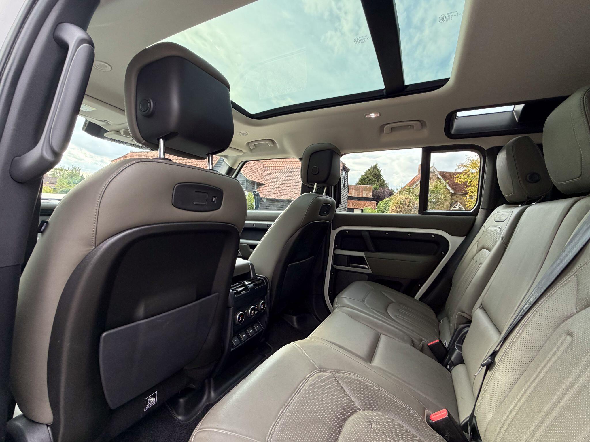 Land Rover Defender 110 2.0 SD4 HSE Auto 4WD Euro 6 (s/s) 5dr — photo 18