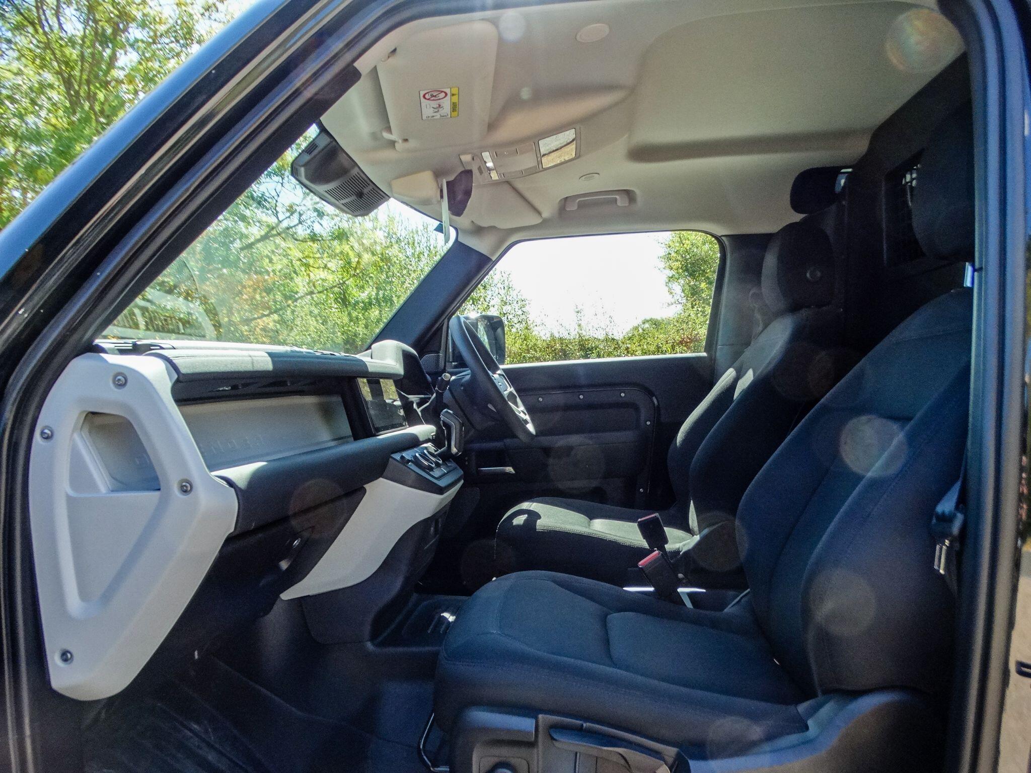 Land Rover Defender 90 3.0 D250 MHEV Hard Top SUV Auto 4WD SWB Euro 6 (s/s) 3dr — photo 3