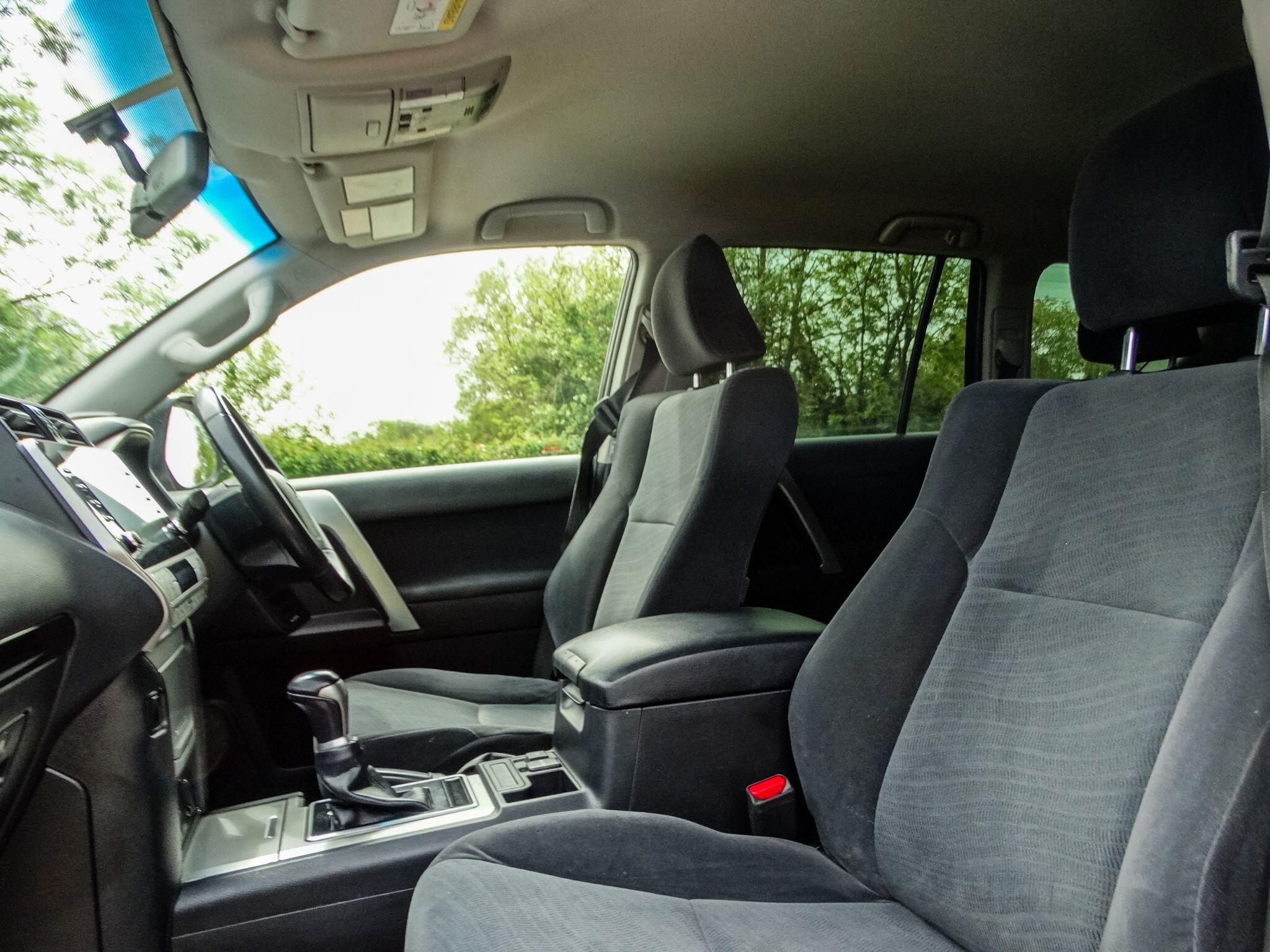 Toyota Land Cruiser 2.8D Active SUV 5dr Diesel Auto 4WD Euro 6 (s/s) (7 Seat) (204 ps) — photo 13