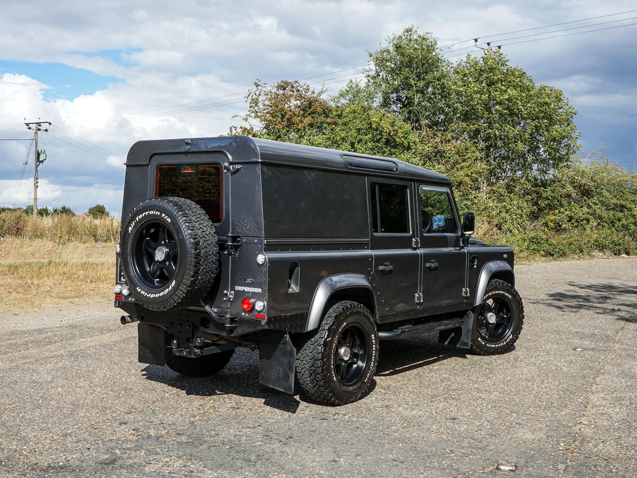 Land Rover Defender 110 2.2 TDCi XS Utility Wagon Double Cab 5dr Diesel Manual 4WD MWB Euro 5 (122 ps) — photo 4