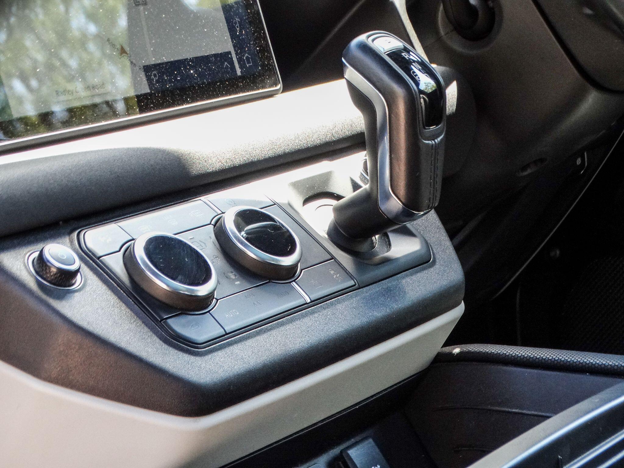 Land Rover Defender 90 3.0 D250 MHEV X-Dynamic S Auto 4WD Euro 6 (s/s) 3dr — photo 17