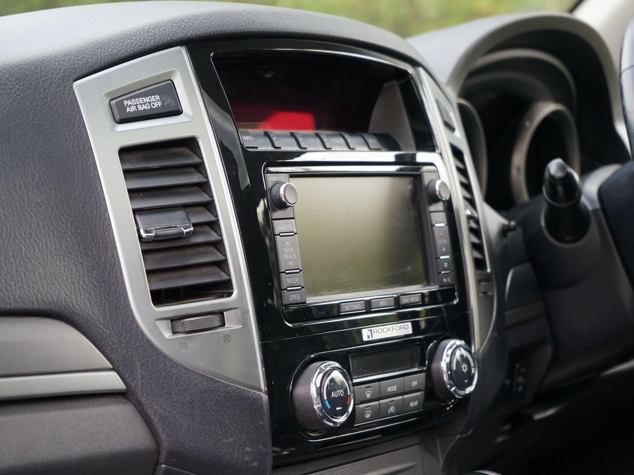 Mitsubishi Shogun 3.2 DI-DC SG3 SUV 5dr Diesel Auto 4WD Euro 6 LWB (187 ps) — photo 19