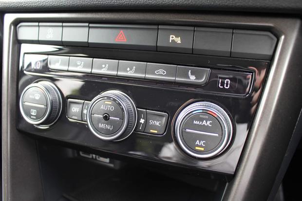 Volkswagen T-Roc Photo at-9673c2e3330148bab36e66d813b3ab92.jpg