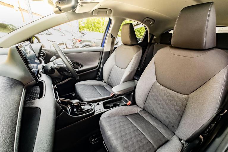 Used Toyota Yaris HV25LFX 28