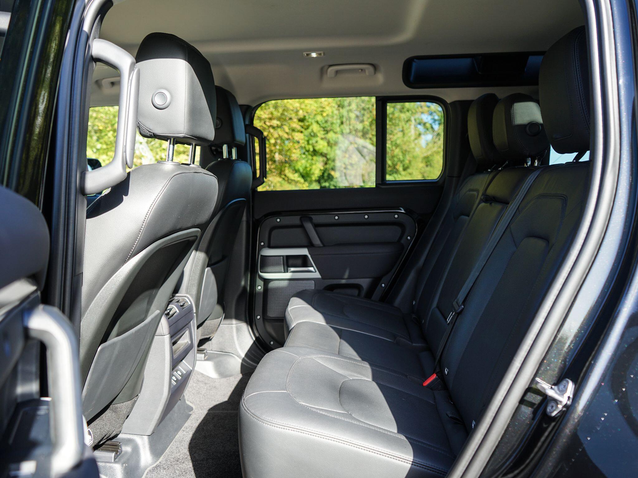 Land Rover Defender 110 3.0 D250 MHEV SE Auto 4WD Euro 6 (s/s) 5dr — photo 15