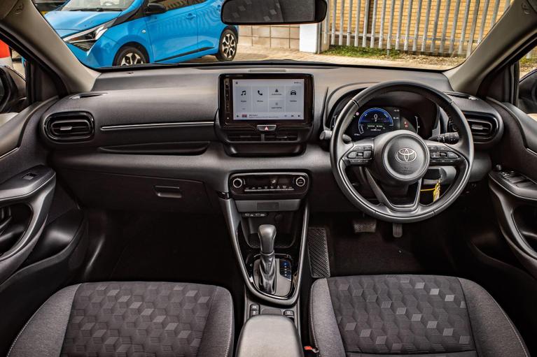 Used Toyota Yaris HV25LFX 11
