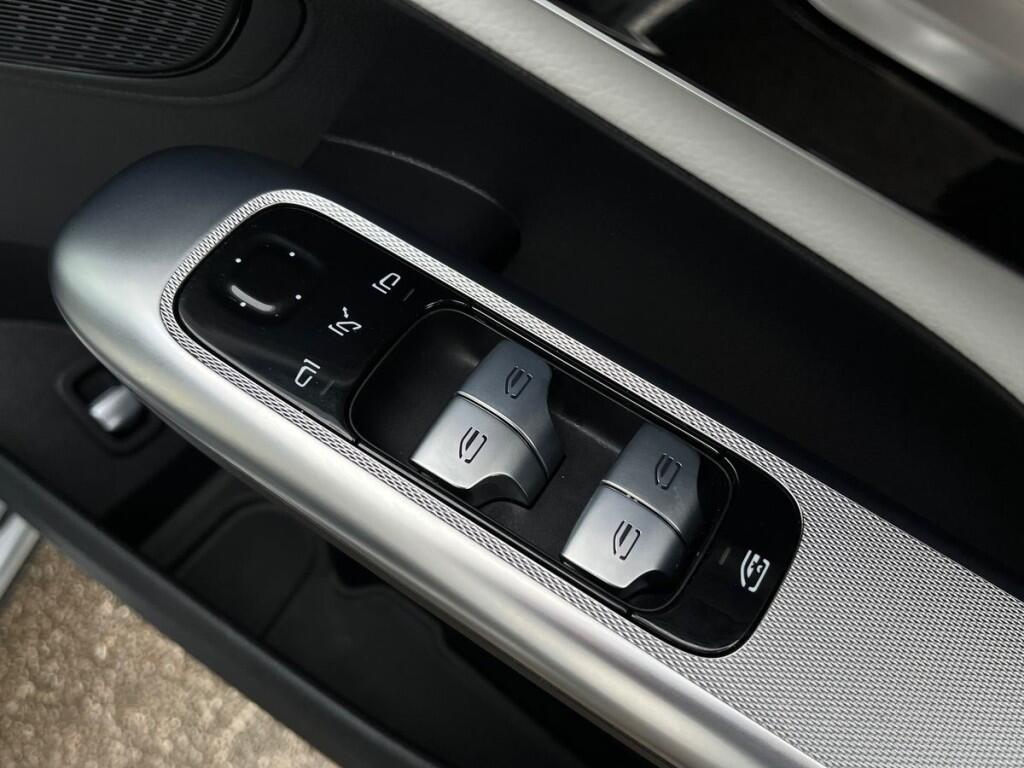 Mercedes-Benz GLC Photo at-98b720087430496e855f6b896a39b439.jpg