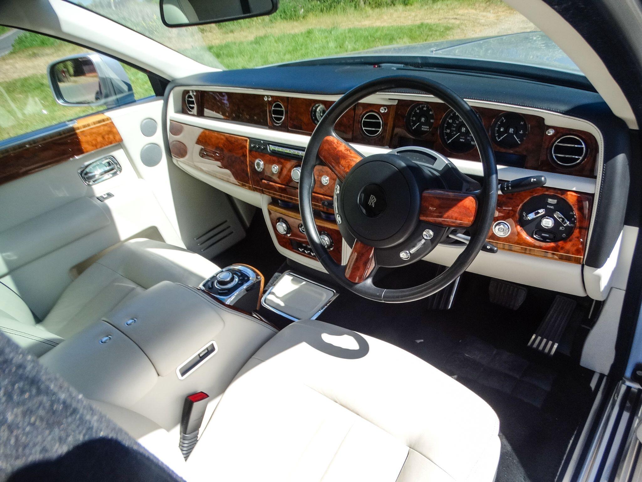 Rolls-Royce Phantom 6.7 V12 Saloon 4dr Petrol Auto Euro 5 (453 bhp) — photo 26