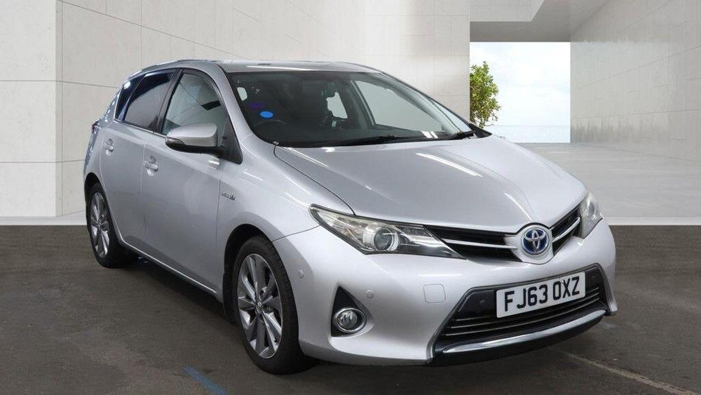 Toyota Auris photographed at AJ Cars, Southbury Road, Enfield