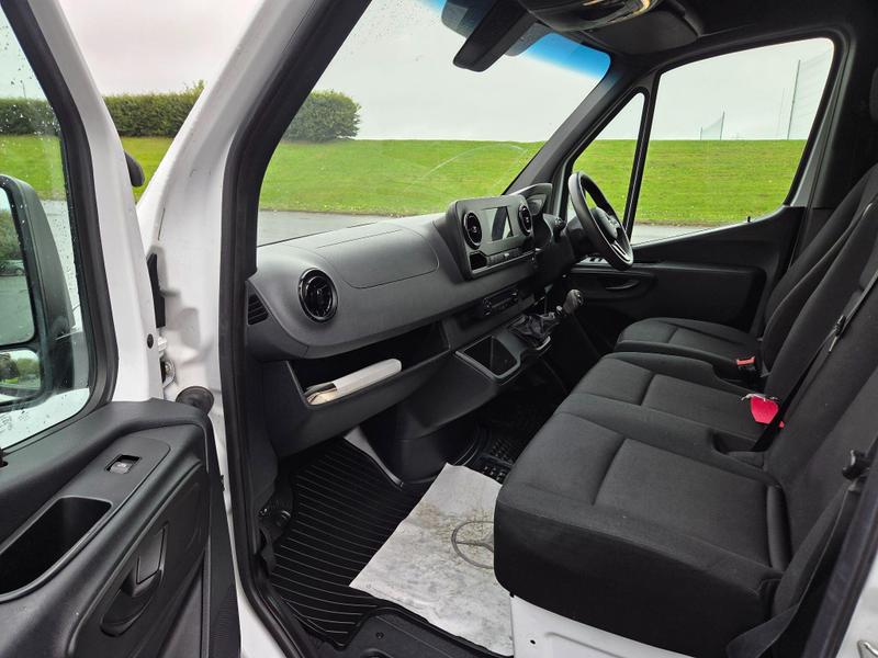 Mercedes-Benz Sprinter Photo at-99e1b149edca4abe93fe643f80929357.jpg