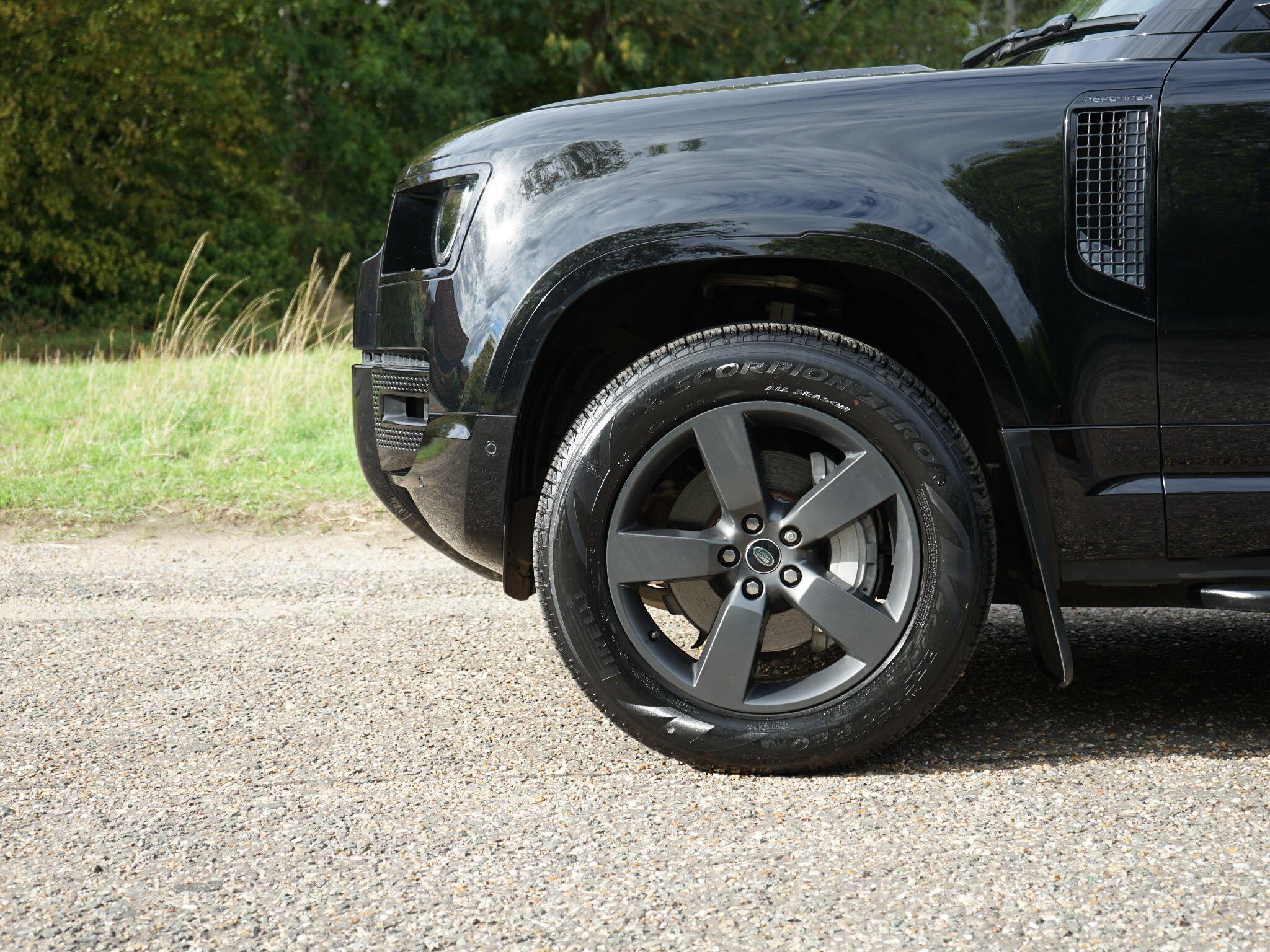 Land Rover Defender 110 3.0 D300 MHEV X-Dynamic SE SUV 5dr Diesel Auto 4WD Euro 6 (s/s) (300 ps) — photo 5