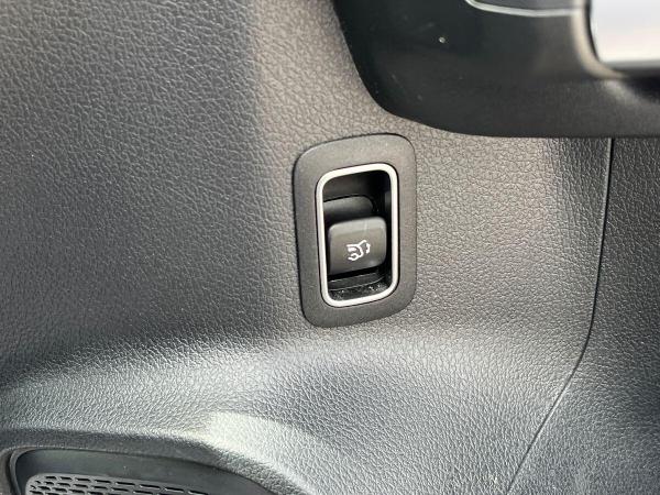 Mercedes-Benz EQB Photo at-9a5d6524b3e048468c0ad92d70234152.jpg
