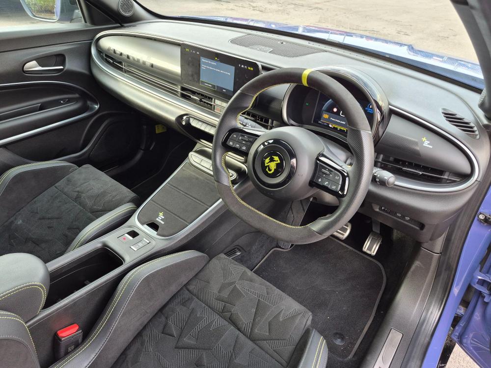 Abarth 600e Photo at-9aca31f7b8d24944b59b233597c98b9c.jpg