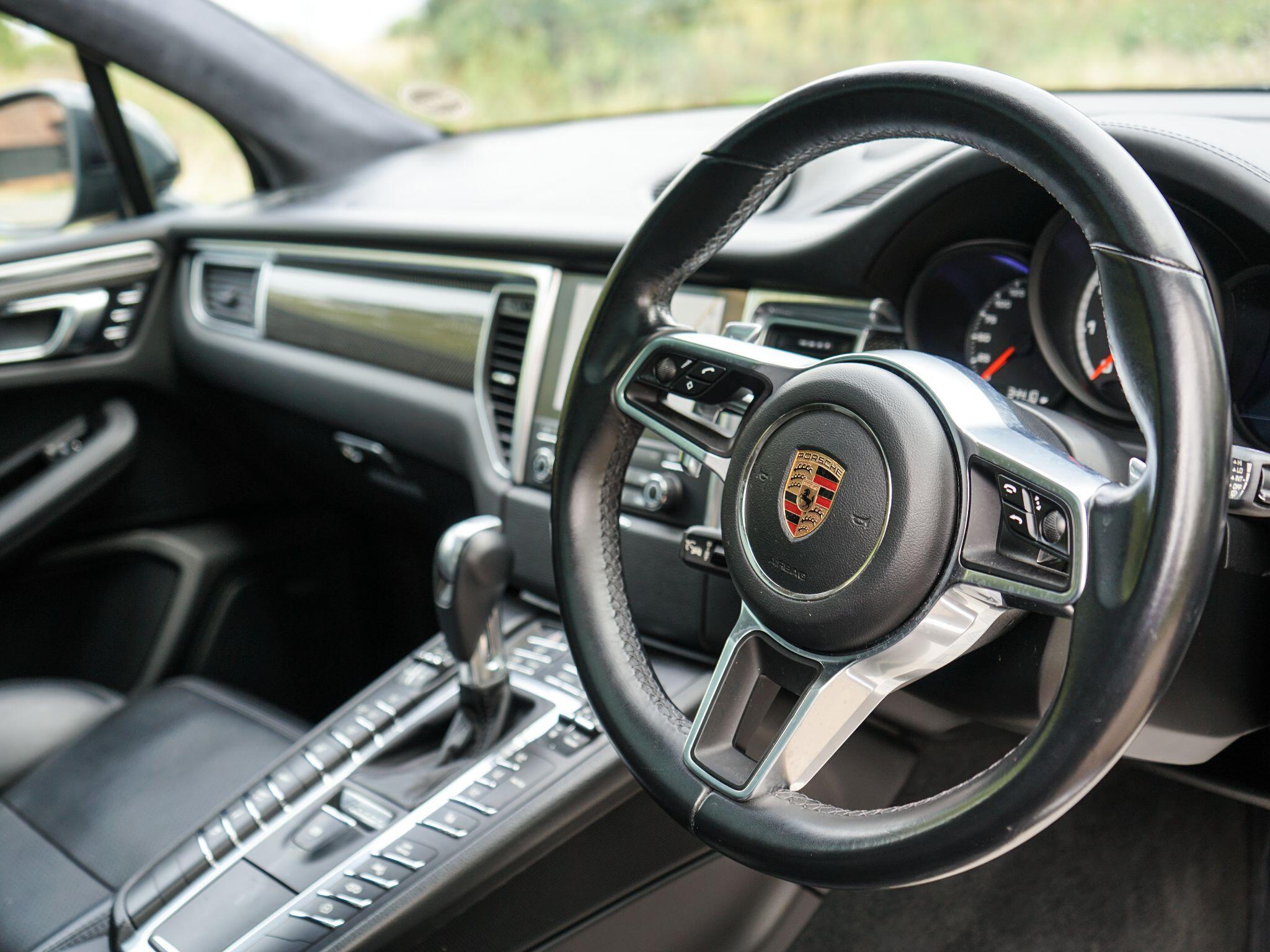 Porsche Macan 3.6T V6 Turbo Performance PDK 4WD Euro 6 (s/s) 5dr — photo 22