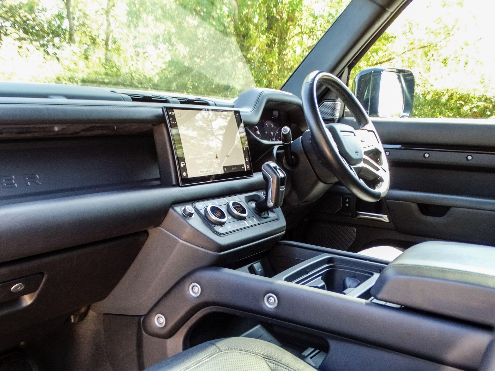 Land Rover Defender 110 3.0 D300 MHEV X-Dynamic HSE Auto 4WD Euro 6 (s/s) 5dr — photo 16