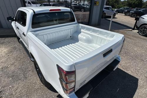Isuzu D-MAX Photo at-9bf249569d4643a5b86c4e879e67a6b5.jpg