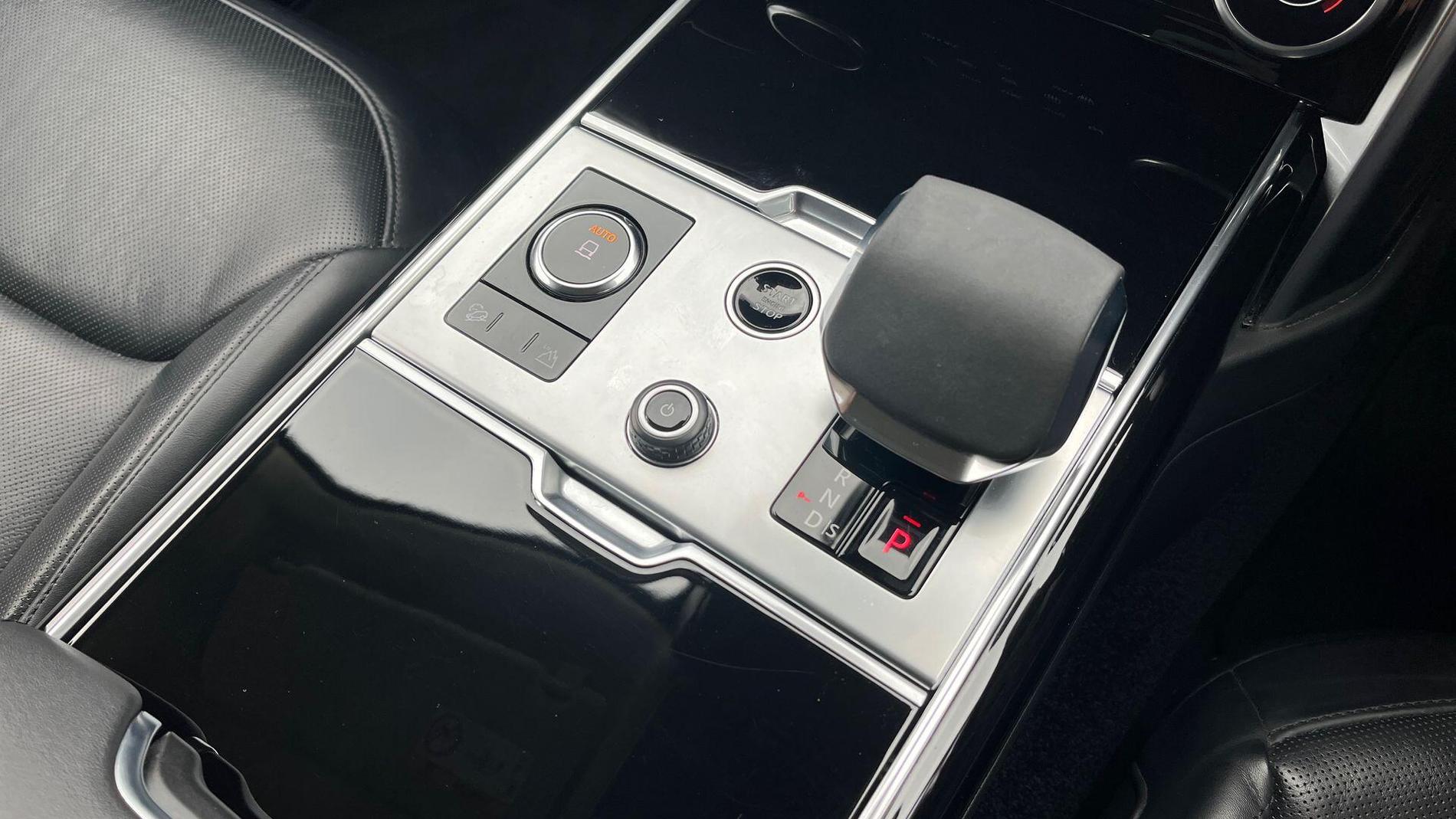 Land Rover Range Rover Photo at-9d96d596611f4eff845d3aa476472e73.jpg