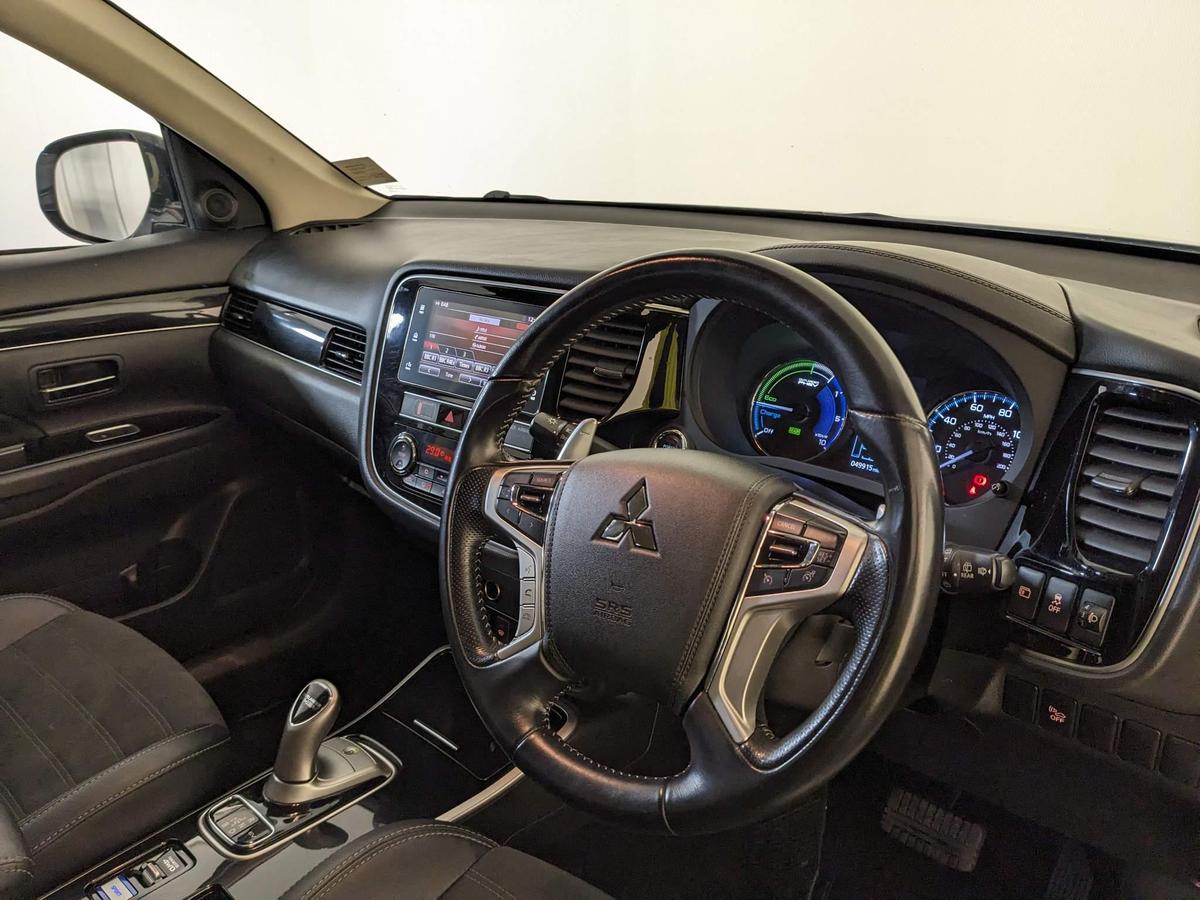 Used 2019 Mitsubishi Outlander White £14,500 | 49,900 Miles | V12