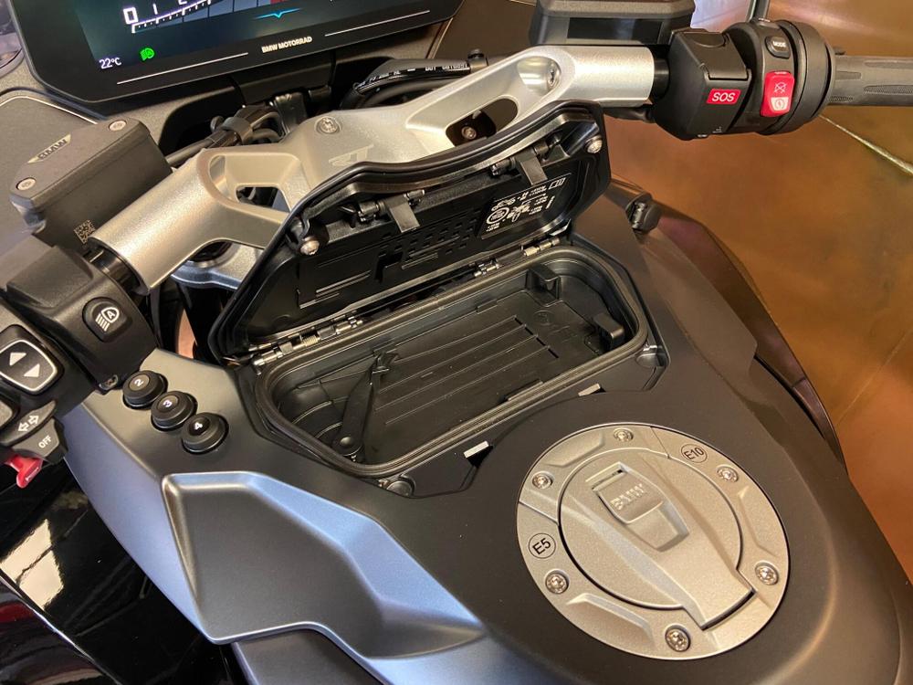 BMW R 1300 RT Photo at-9e1feefdd4fd433fa441b7d3c843353e.jpg