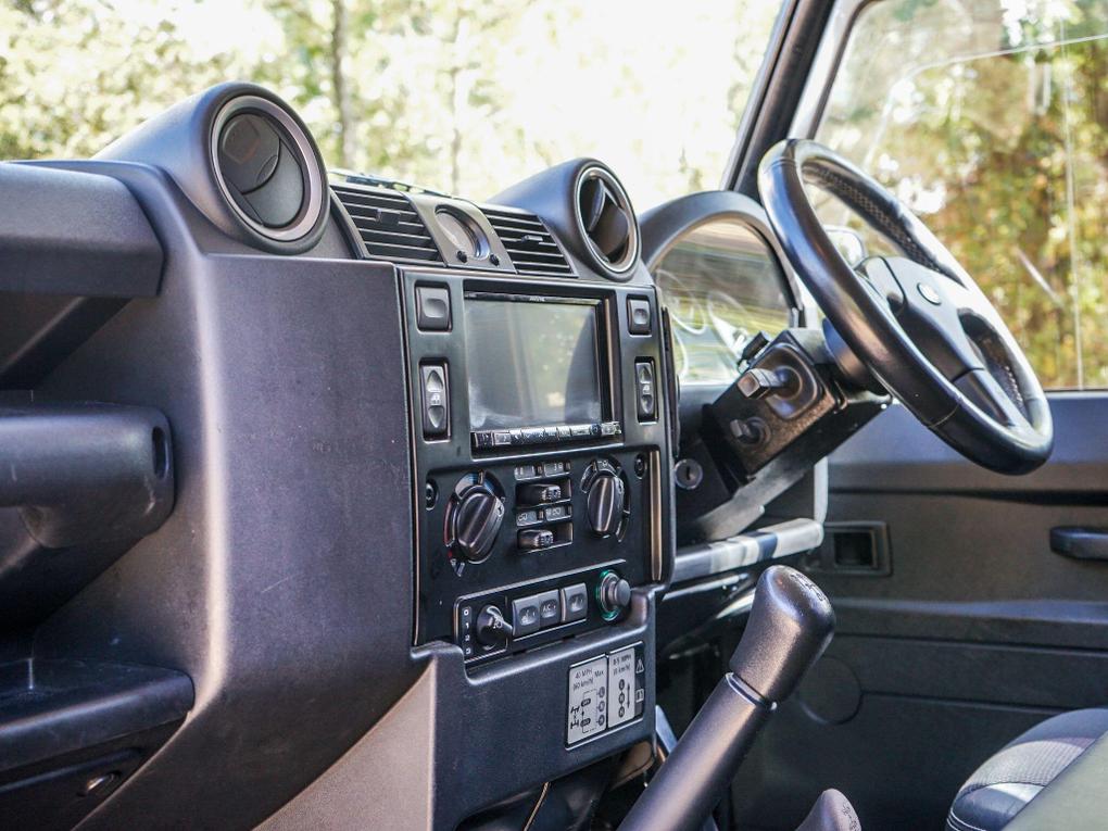 Used Land Rover Defender 110 AYZ2301 25