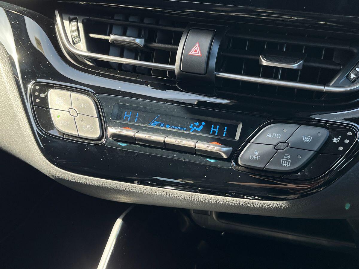 Toyota C-HR Photo 12