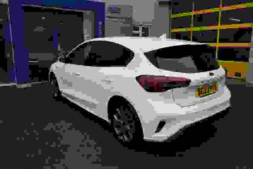 Ford Focus Photo at-a10ab47beb3e44d19e17adf2ba6b4d99.jpg