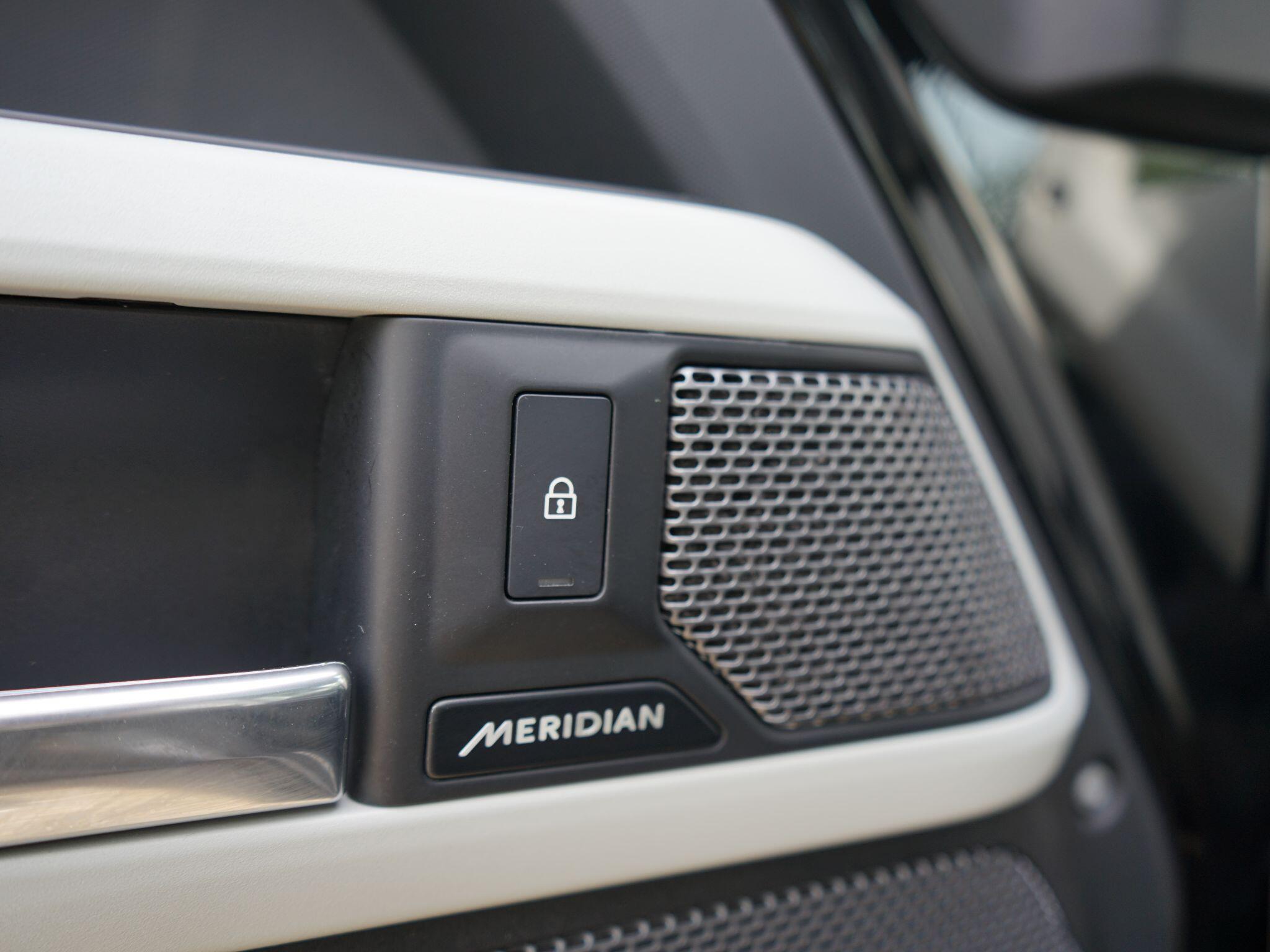 Land Rover Defender 110 3.0 D300 MHEV X-Dynamic SE SUV 5dr Diesel Auto 4WD Euro 6 (s/s) (300 ps) — photo 16